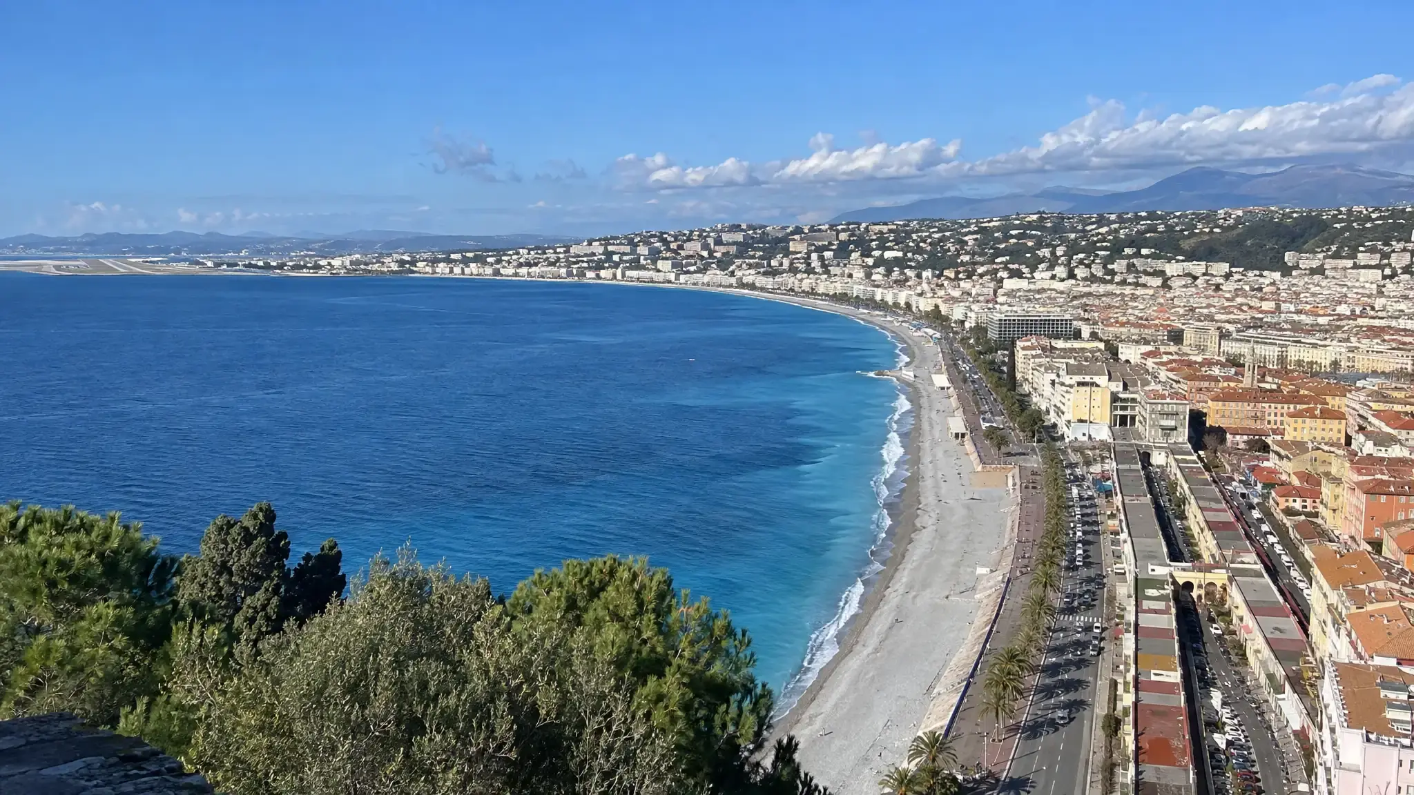 La baie des Anges à Nice vue depuis la colline du Château, la Promenade des Anglais et l’aéroport au loin