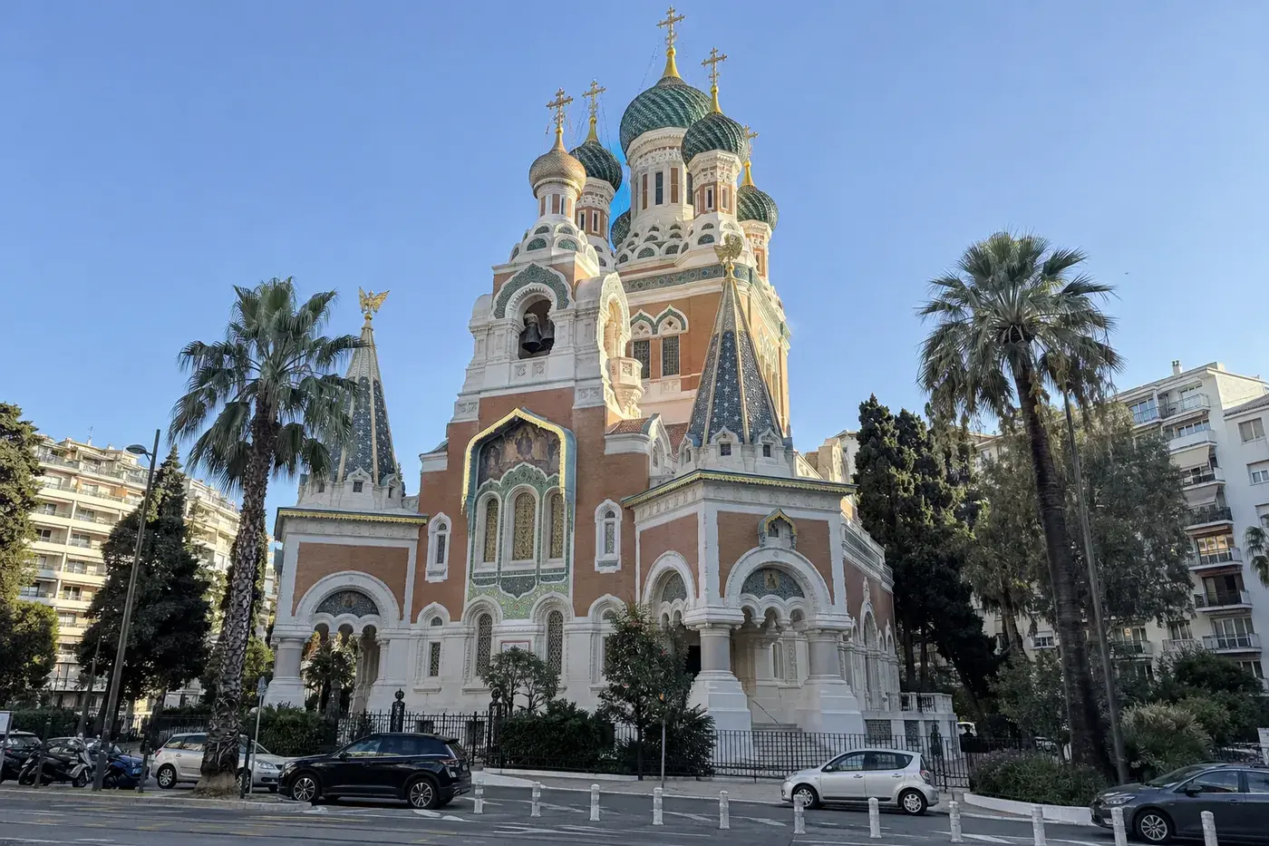La cathédrale orthodoxe Saint-Nicolas de Nice et ses coupoles à bulbe vertes, entourée de palmiers