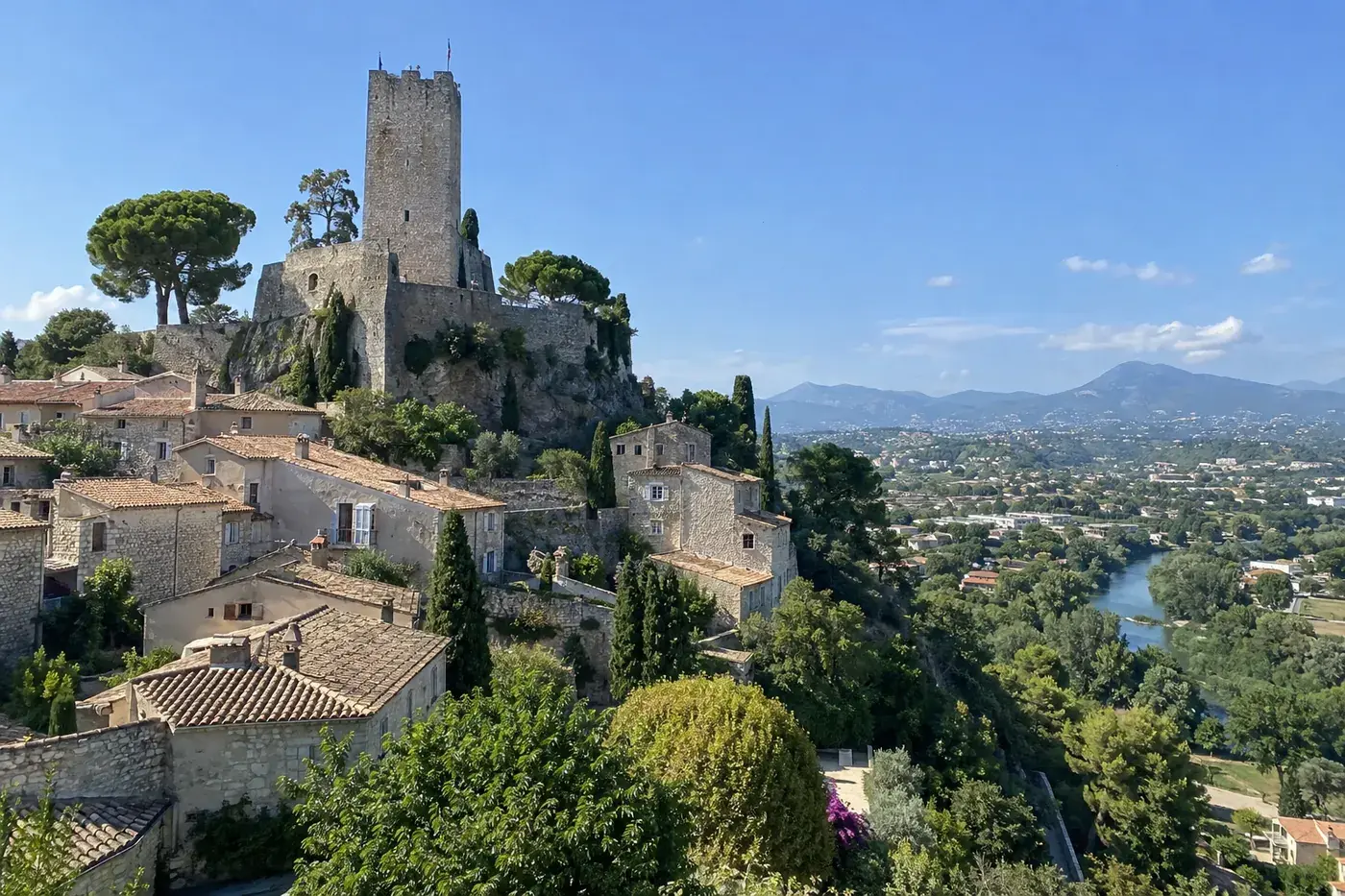 Le château médiéval de Villeneuve-Loubet et son donjon au-dessus des toits du vieux village, la vallée du Loup en contrebas