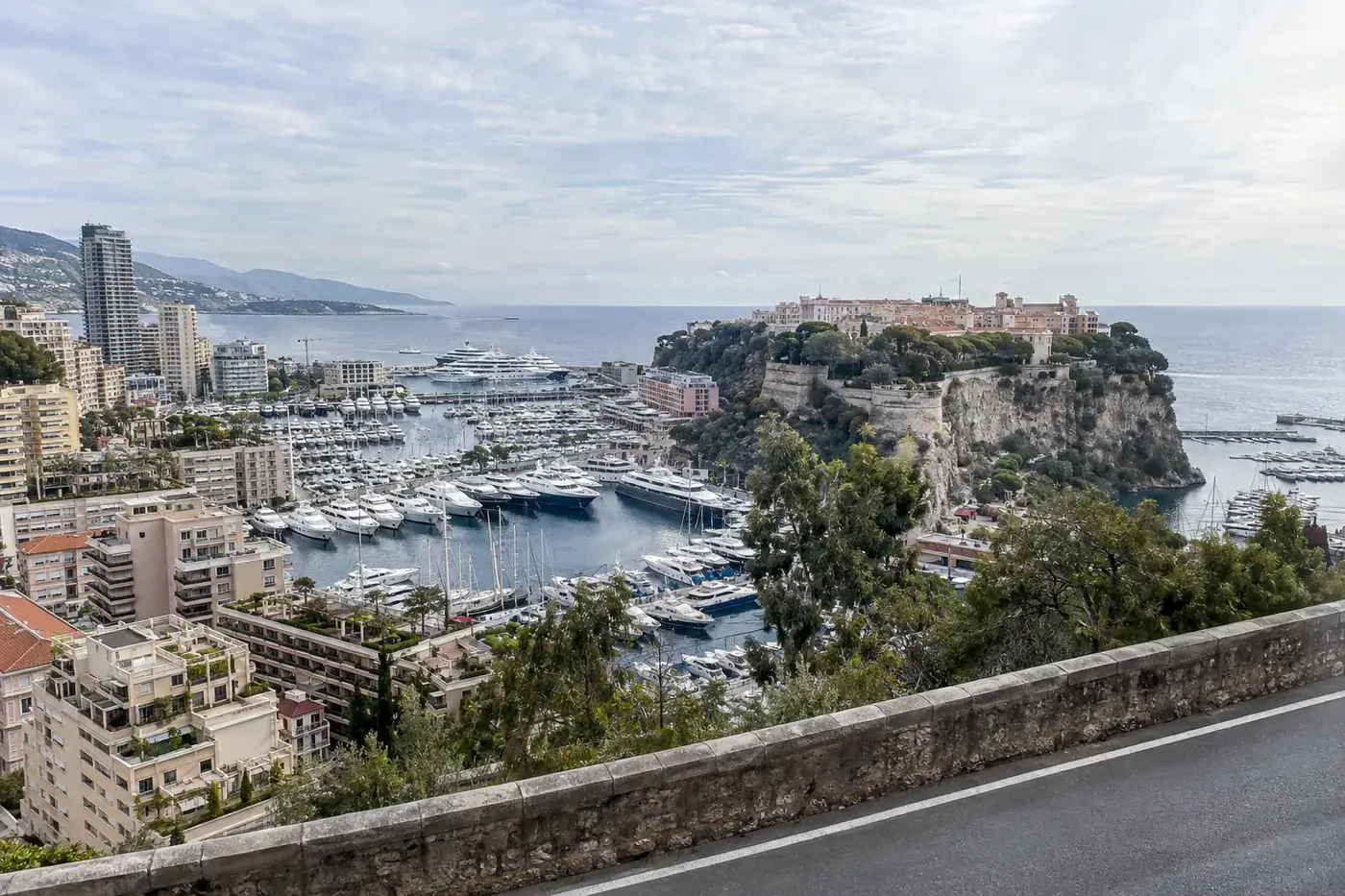 Le port Hercule de Monaco et le Rocher, sur la route entre Nice et Menton