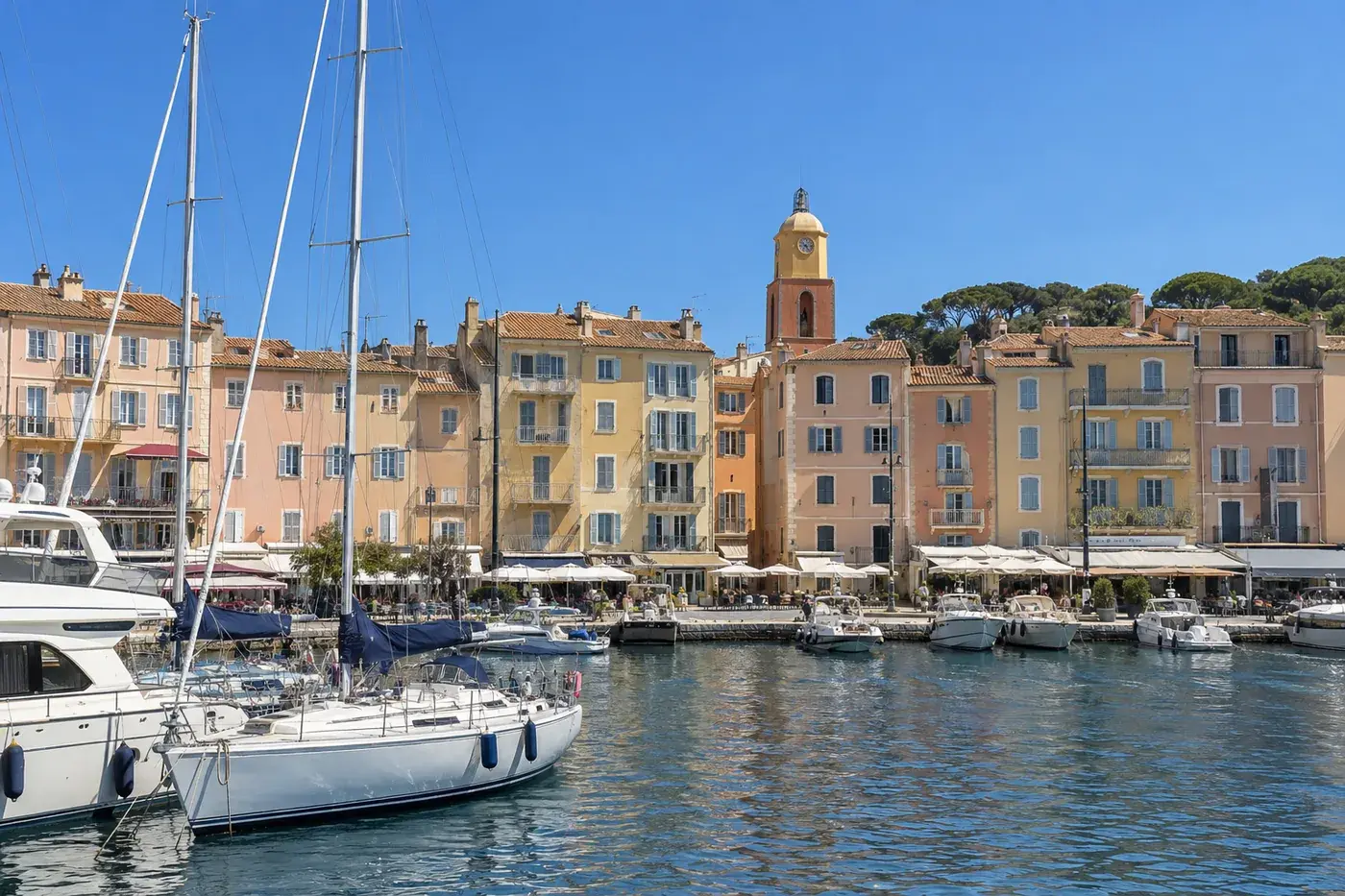 Les façades colorées du port de Saint-Tropez et les bateaux amarrés
